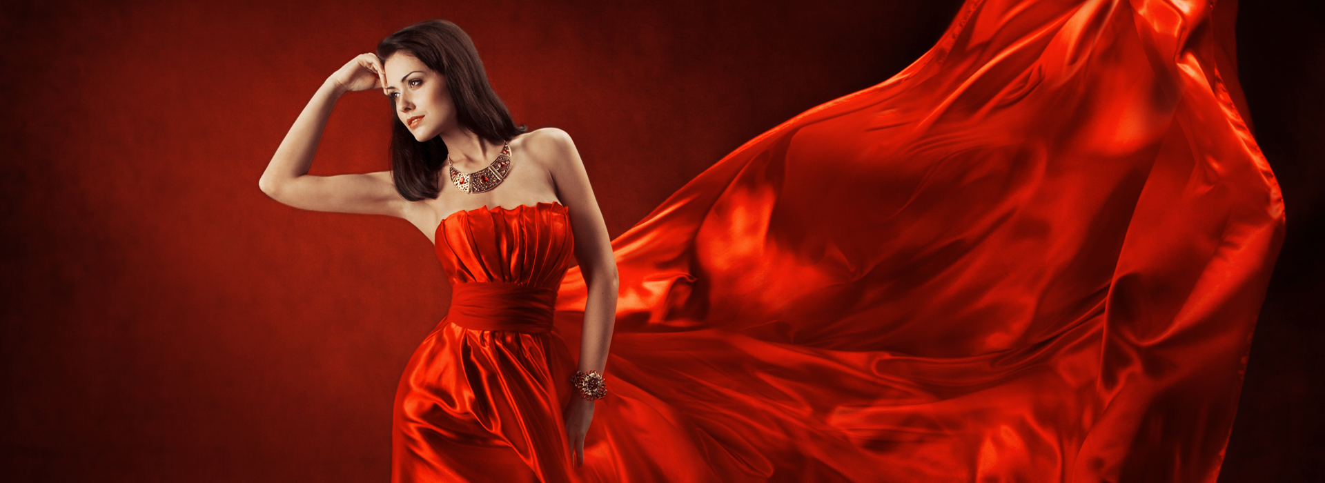 Красное Платье На Черном Фоне
